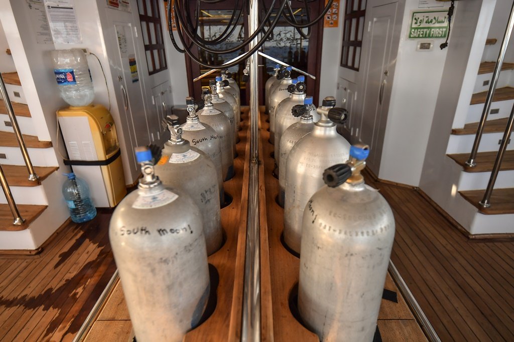SouthMoon1_4_dive-deck 2.jpg
