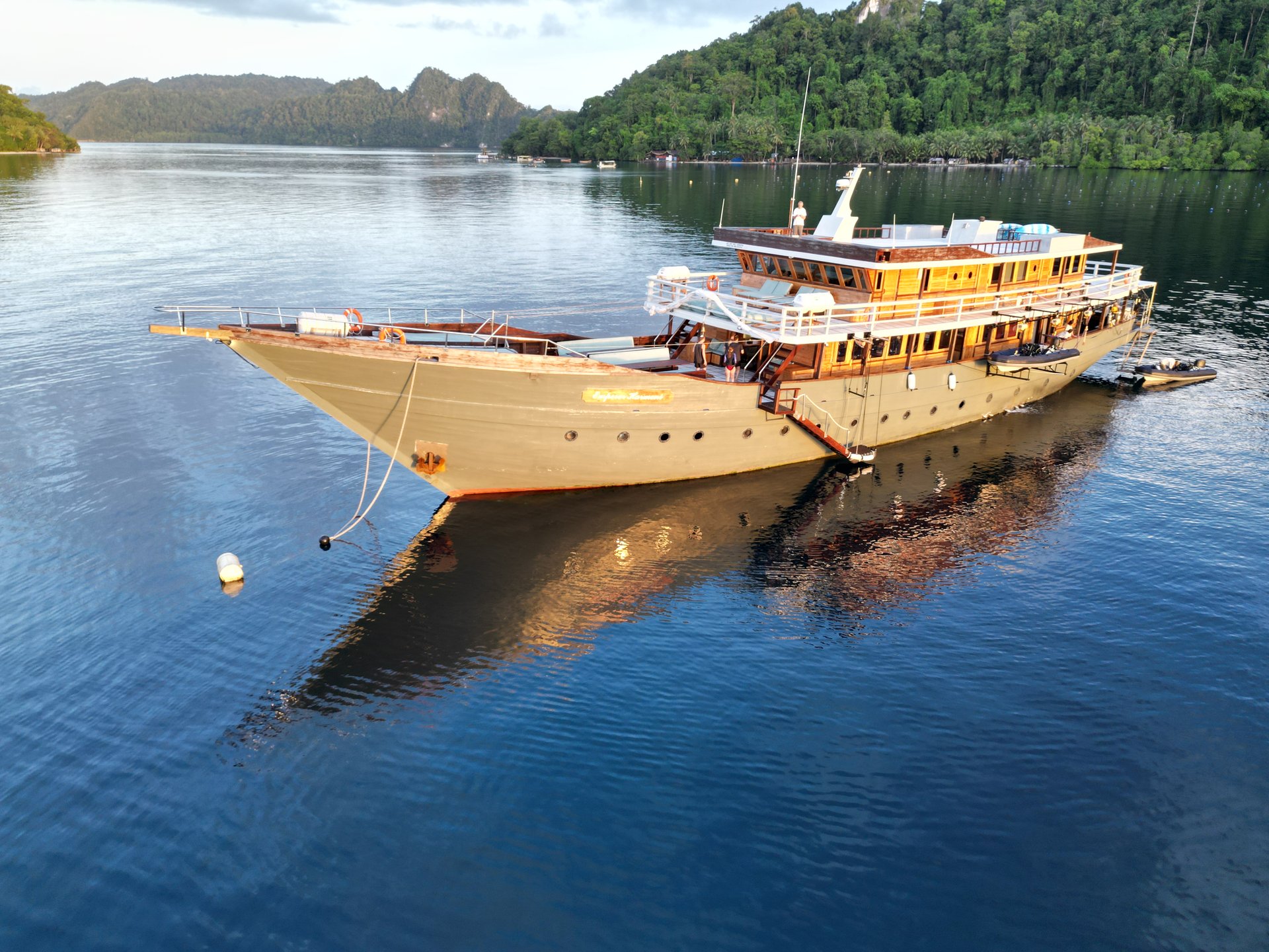 Liveaboard en el Emperor Harmoni