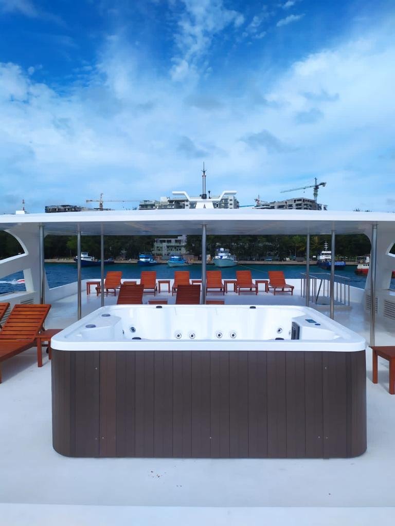 Solárium, jacuzzi y piscina